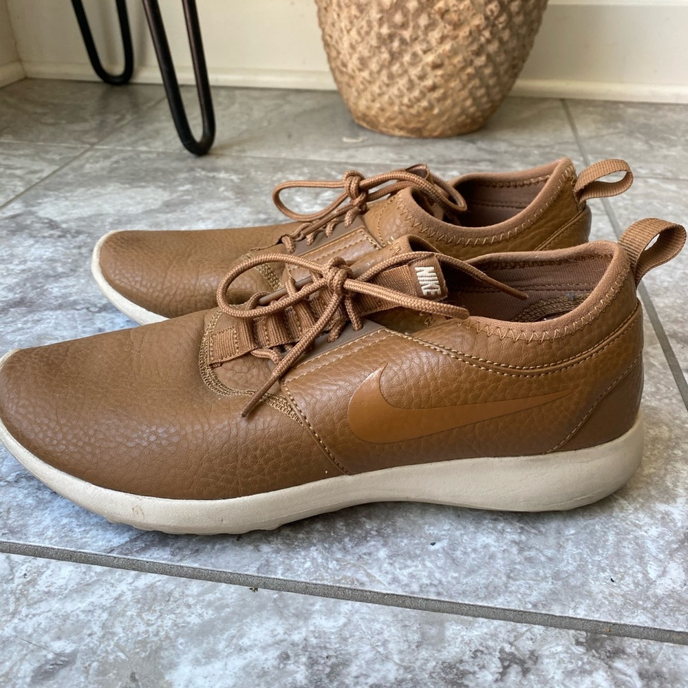 Women’s Nike tan leather sneakers
